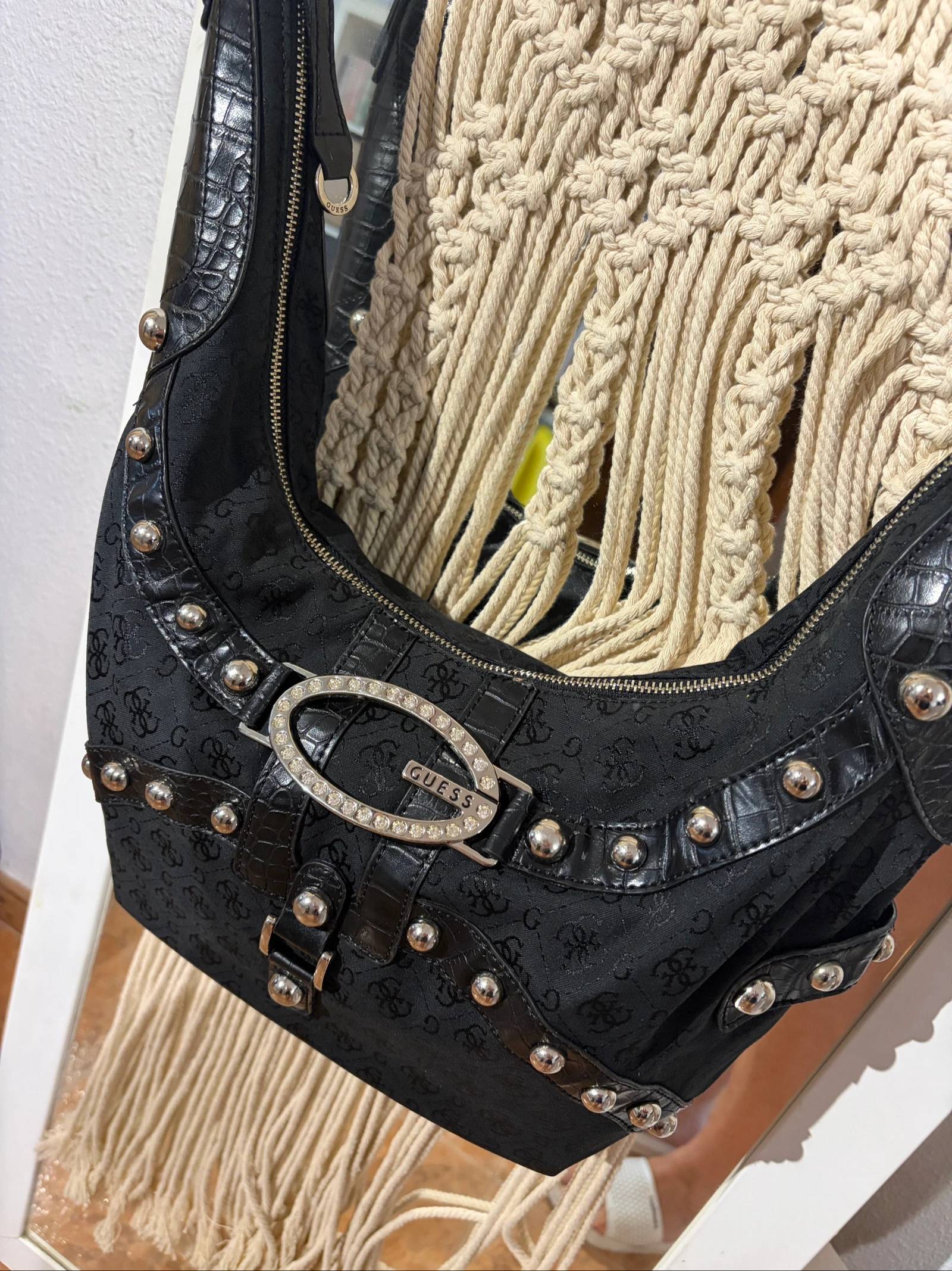 Sac à épaule clouté noir vintage Y2K Guess – Début des années 2000 – photo 9
